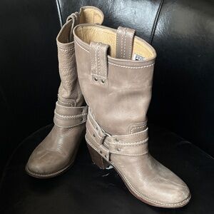 EUC FRYE Carmen Harness Boots Rounded Toe 10M Taupe Beige Tan Gray tone